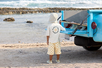 Lassig Czapka z filtrem UV80 z daszkiem i osłoną karku Splash & Fun Krata vanilla/sea salt